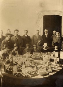 1925年に海外への販売に向けて準備されているロシアの王冠の宝石 作： Russian Photographer